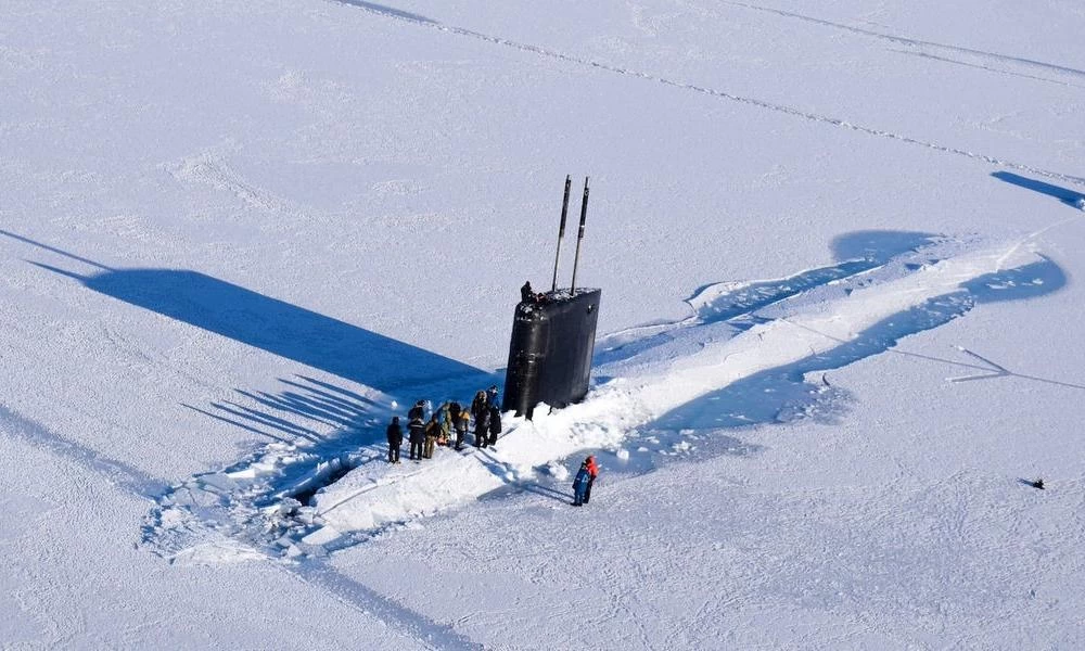 Μπορούν τα υποβρύχια να πλέουν κάτω από παγωμένη επιφάνεια;